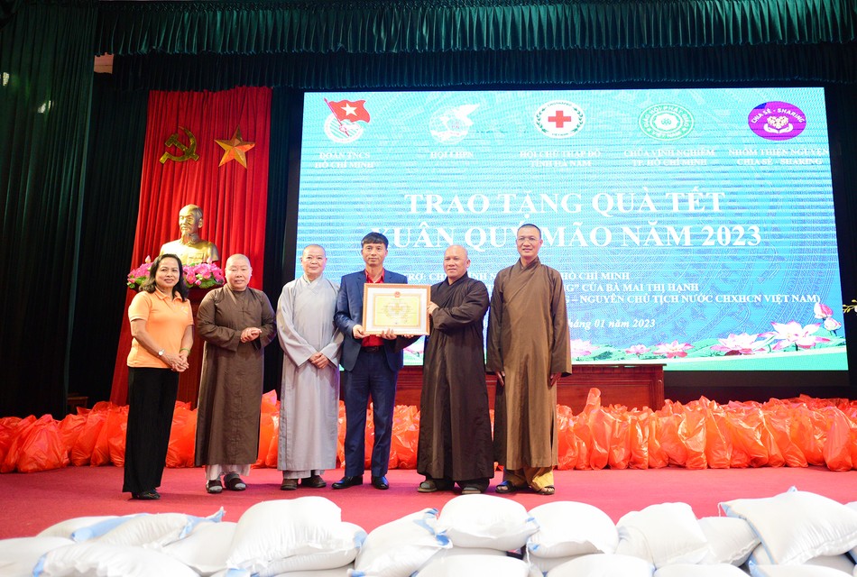 Chương trình “Tết yêu thương xuân Quý Mão 2023” nhận bằng khen của chính quyền tỉnh Hà Nam