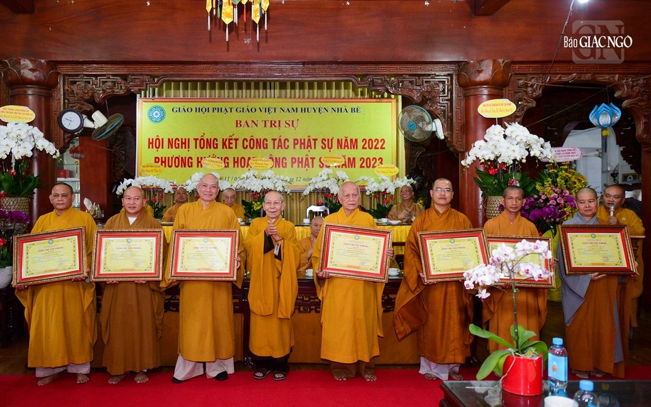 Trao giáo chỉ tấn phong đến chư tôn đức Trao giáo chỉ tấn phong đến chư tôn đức