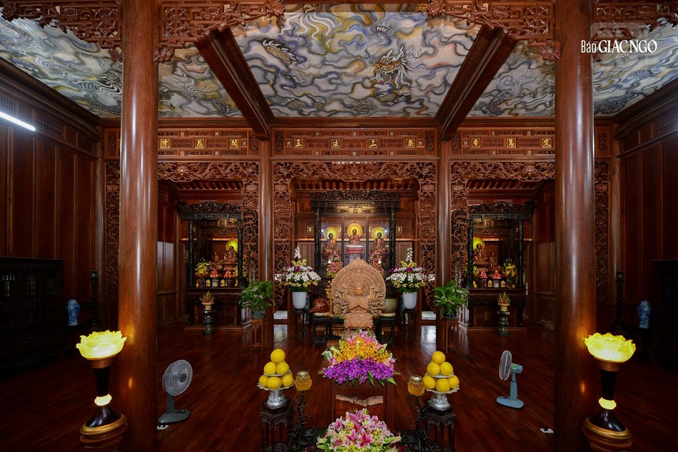 Chánh điện thờ tượng Tam Thế Phật ở giữa, trần chánh điện có bức tranh "Long Vân Khế Hội" Chánh điện thờ tượng Tam Thế Phật ở giữa, trần chánh điện có bức tranh "Long Vân Khế Hội"