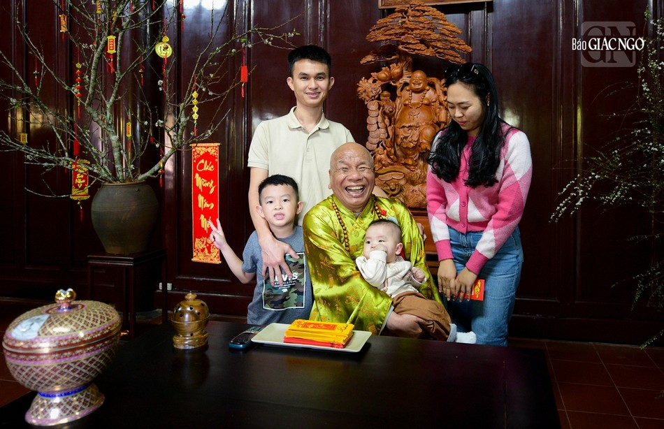 Nhiều gia đình cũng mang theo con nhỏ lên chùa để cầu nguyện sự che chở từ Ôn