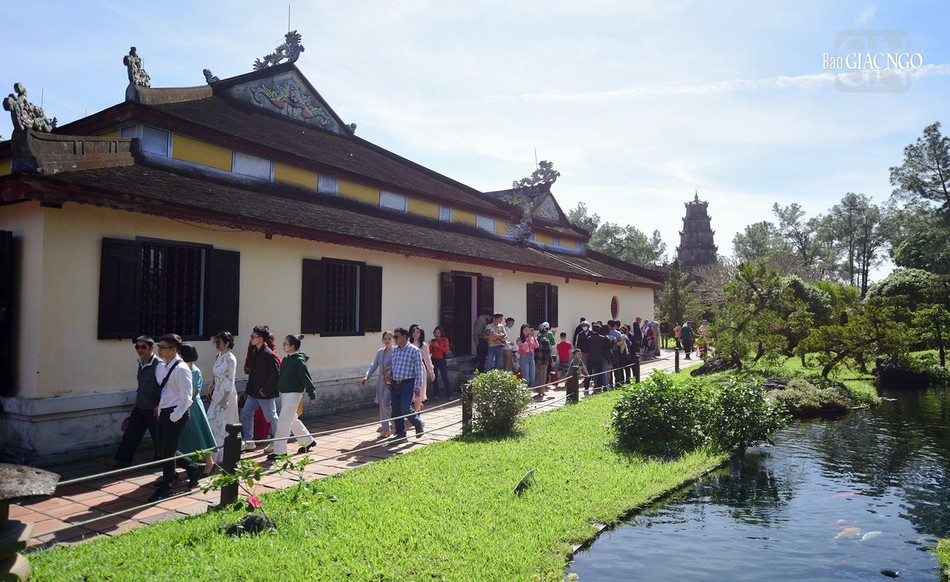 Năm nay thời tiết đẹp nên người dân xứ Huế đi chùa rất đông