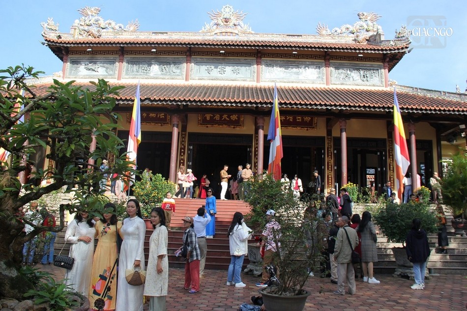 Tổ đình Từ Đàm đón rất nhiều Phật tử đến lễ Phật, tham quan