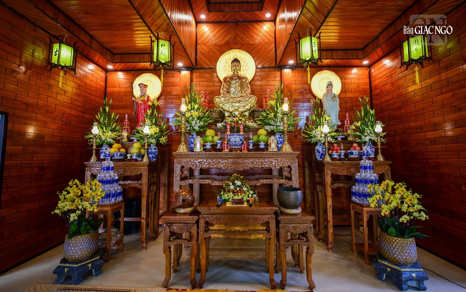 Chánh điện khang trang sau khi được kiến thiết lại Chánh điện khang trang sau khi được kiến thiết lại