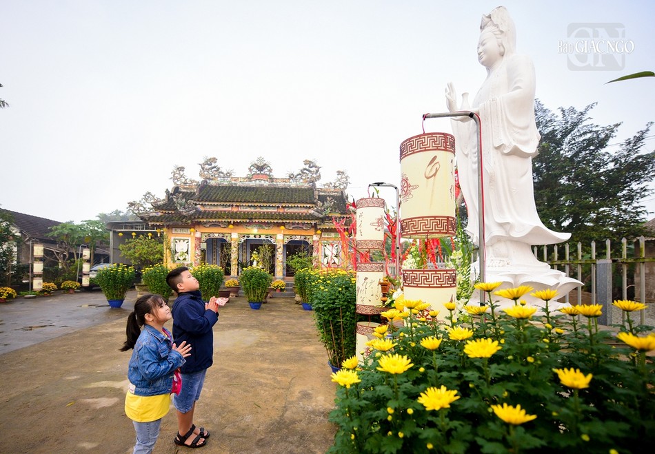 Bé Sam (6 tuổi, ở Sài Gòn) cùng anh trai đang khấn nguyện trước Bồ-tát Quán Thế Âm cho gia đình bình an. Được biết, sau 2 năm ảnh hưởng bởi dịch bệnh Covid-19 thì đến nay bé mới được về quê Bé Sam (6 tuổi, ở Sài Gòn) cùng anh trai đang khấn nguyện trước Bồ-tát Quán Thế Âm cho gia đình bình an. Được biết, sau 2 năm ảnh hưởng bởi dịch bệnh Covid-19 thì đến nay bé mới được về quê