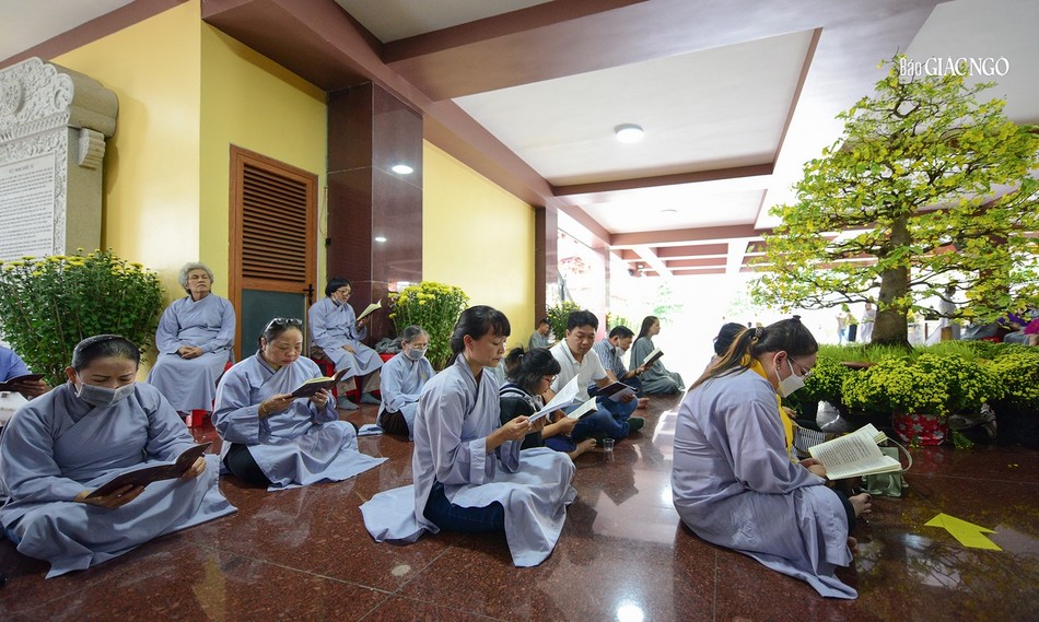 Phật tử chuyên tâm trì tụng Phật tử chuyên tâm trì tụng