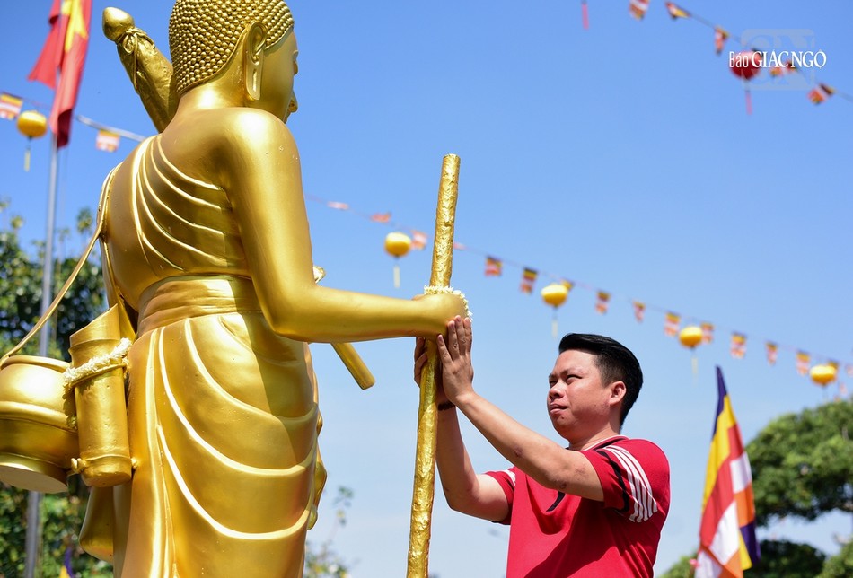 Cầu nguyện tôn giả ban phước lộc...