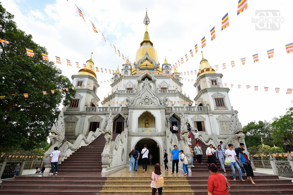 Chùa Bửu Long (TP.Thủ Đức), ngôi chùa thuộc hệ phái Phật giáo Nam tông Kinh có kiến trúc pha trộn giữa chùa Thái Lan, Ấn Độ, là nơi mà nhiều người dân đến tham quan