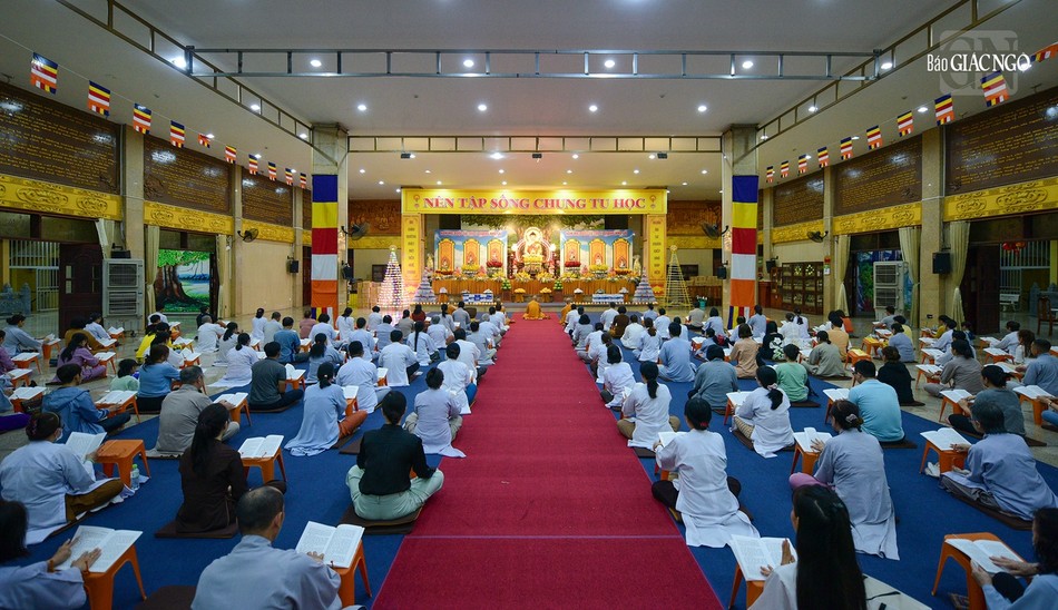 Trong ảnh là một thời khóa tụng kinh Dược Sư tại pháp viện Minh Đăng Quang, một quần thể kiến trúc Phật giáo đặc trưng hệ phái Khất sĩ miền Nam Bộ