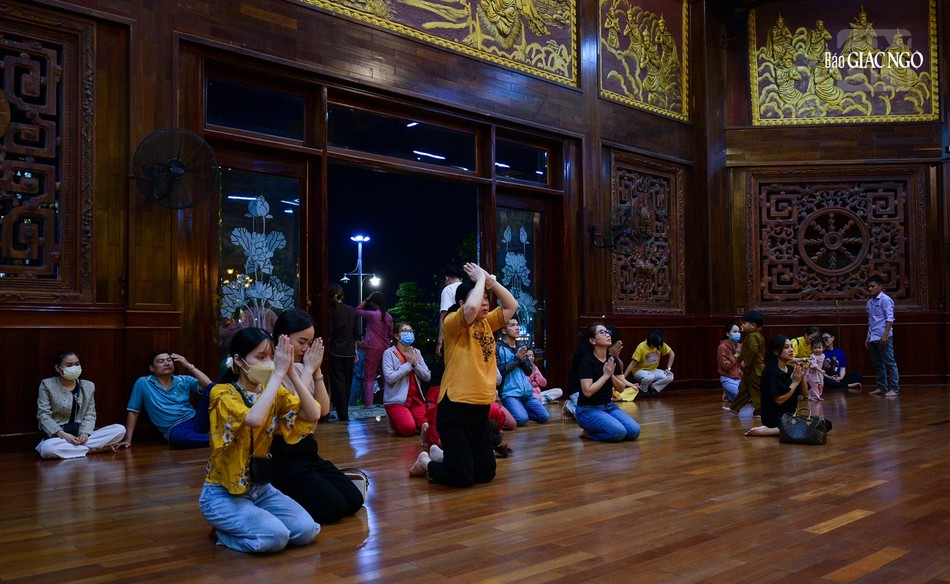 Hình ảnh người dân cầu nguyện tại chánh điện pháp viện