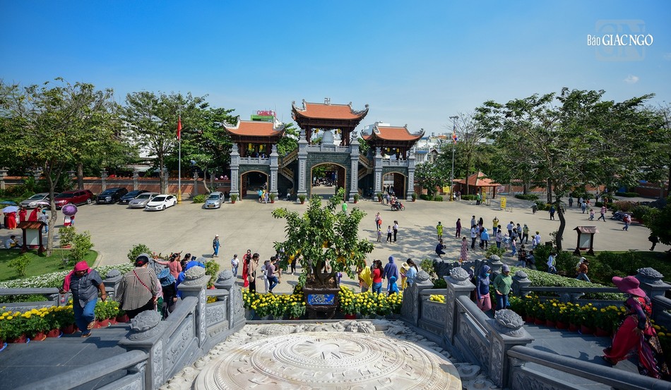 Chính vì vậy trong ngày rằm tháng Giêng rất nhiều người dân TP.HCM đã cùng nhau đến chùa lễ Phật, cầu an cho bản thân và gia đình