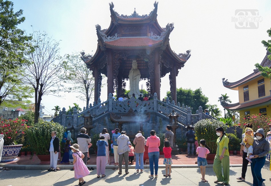 “Lễ Phật quanh năm không bằng ngày rằm tháng Giêng” là câu nói đã ăn sâu vào tâm thức của người dân Việt Nam từ xưa cho đến nay