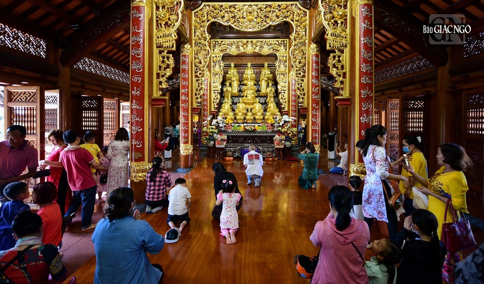 Rằm tháng Giêng năm nay rơi vào ngày Chủ nhật nên số lượng người đến chùa rất đông