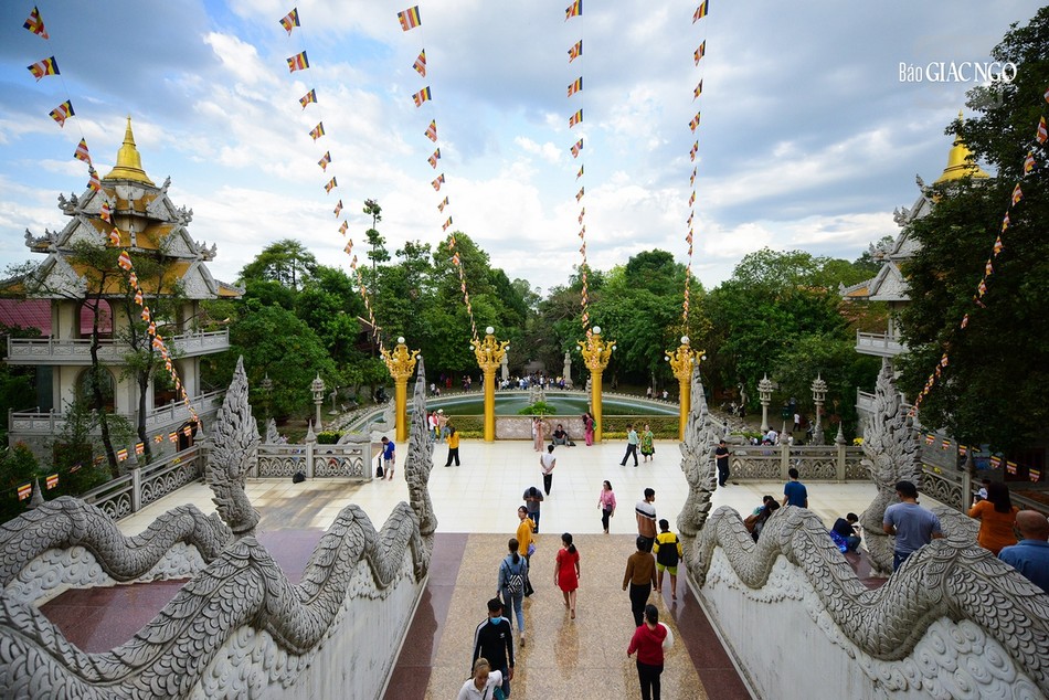 Không gian nơi đây yên tĩnh nên rất người dân rất thích thú khi đến lễ Phật