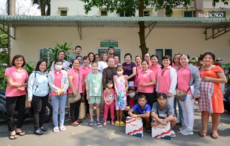 Hơn 200 phần quà được trao tặng đến các em nhỏ đang điều trị tại Bệnh viện Nhi Đồng 2, TP.HCM Hơn 200 phần quà được trao tặng đến các em nhỏ đang điều trị tại Bệnh viện Nhi Đồng 2, TP.HCM