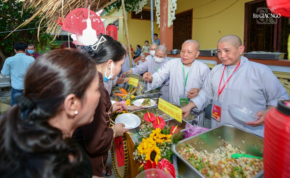Khách tham dự trải nghiệm hơn 60 món ăn do các tự viện trên địa bàn thực hiện Khách tham dự trải nghiệm hơn 60 món ăn do các tự viện trên địa bàn thực hiện