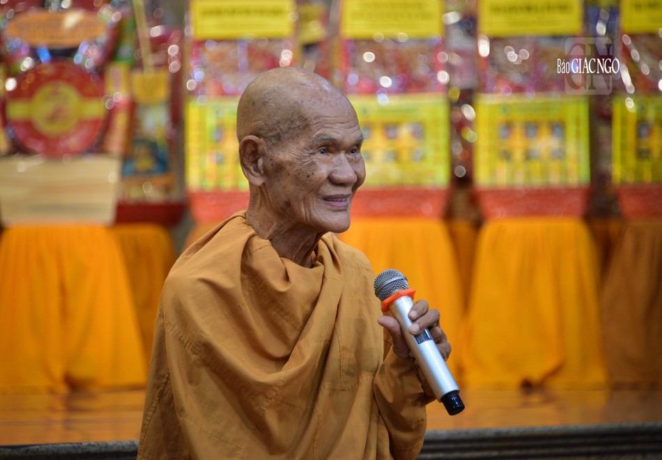 Trưởng lão Hòa thượng Giác Tường ban đạo từ