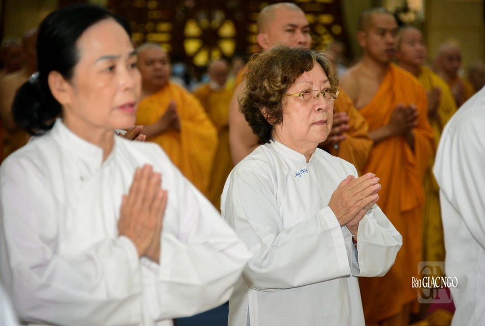 Hình ảnh Phật tử với áo tràng màu trắng truyền thống hệ phái tham dự lễ tưởng niệm