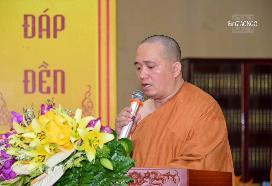 Buổi lễ được tổ chức ngắn gọn, trang nghiêm với các nghi thức hệ phái