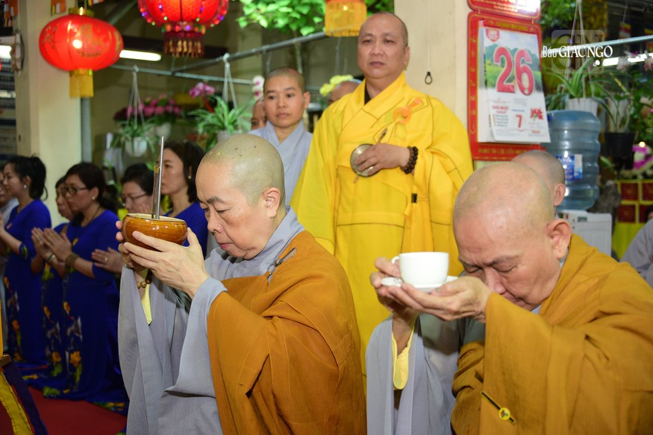 Ni trưởng Thích nữ Như Dung dâng phạn thực cúng dường Ni trưởng Thích nữ Như Dung dâng phạn thực cúng dường