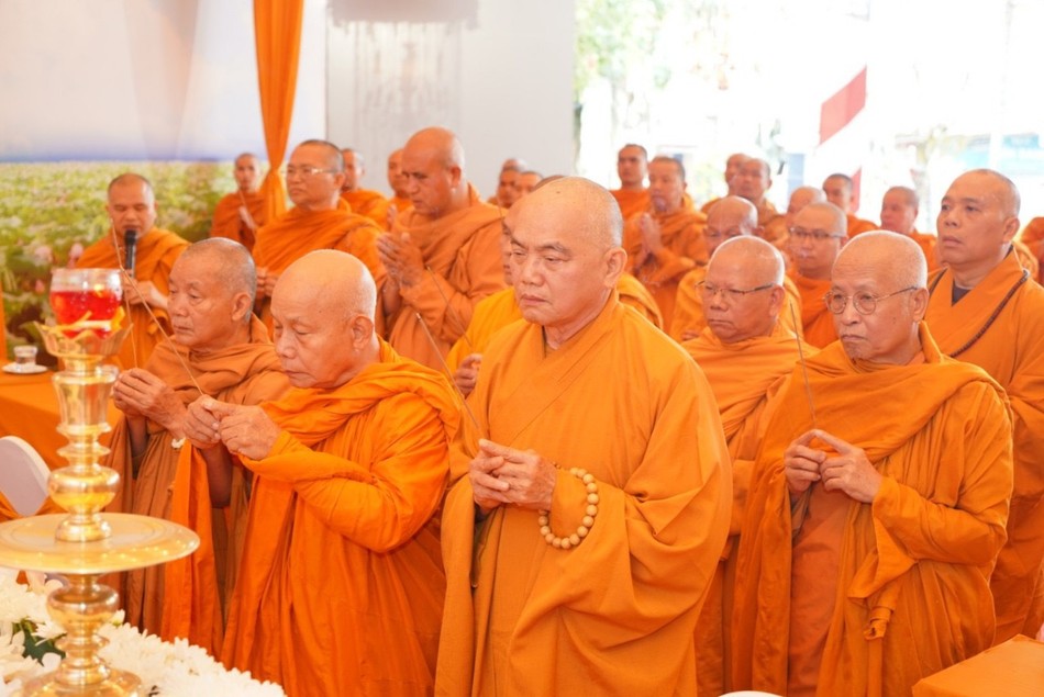 Chư tôn đức tham dự buổi lễ Chư tôn đức tham dự buổi lễ