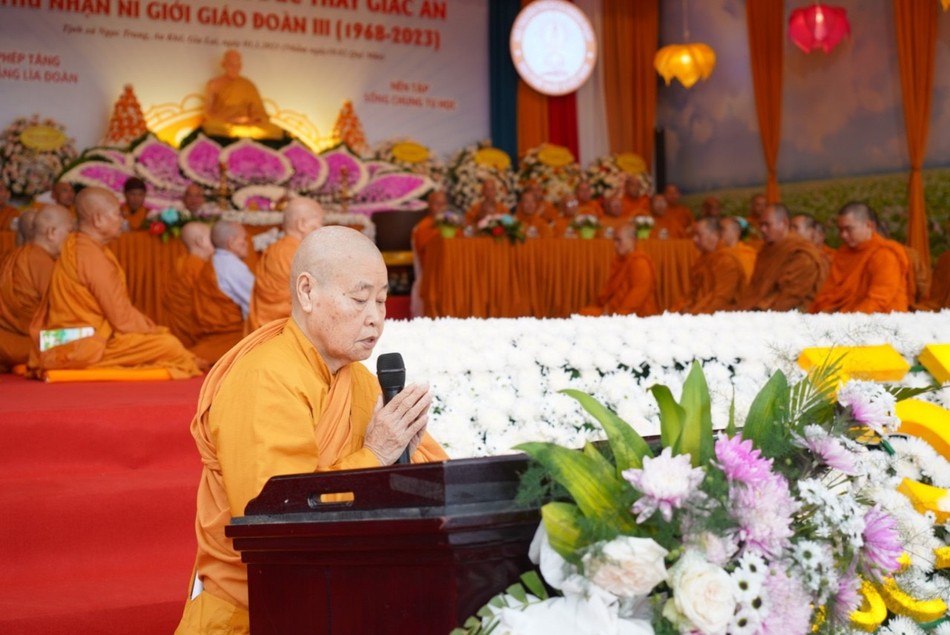 Ni trưởng Hiệp Liên đọc diễn văn khai mạc Ni trưởng Hiệp Liên đọc diễn văn khai mạc