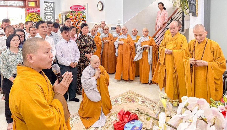 Đông đảo Tăng Ni, Phật tử, chính quyền tham dự buổi lễ Đông đảo Tăng Ni, Phật tử, chính quyền tham dự buổi lễ
