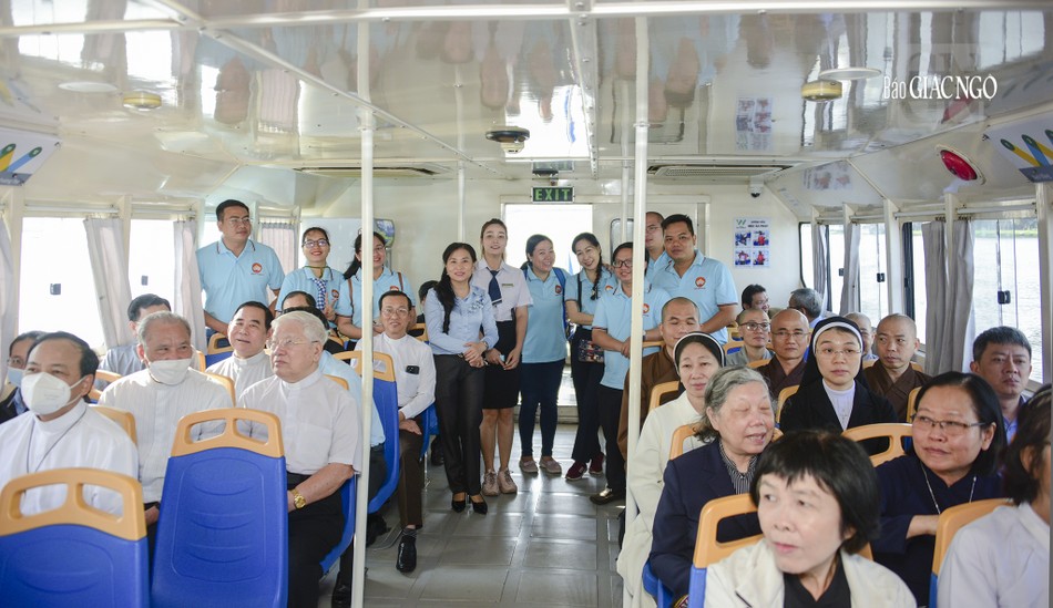 Các thành viên thuộc UBMTTQVN TP.HCM tham gia chuyến đi Các thành viên thuộc UBMTTQVN TP.HCM tham gia chuyến đi