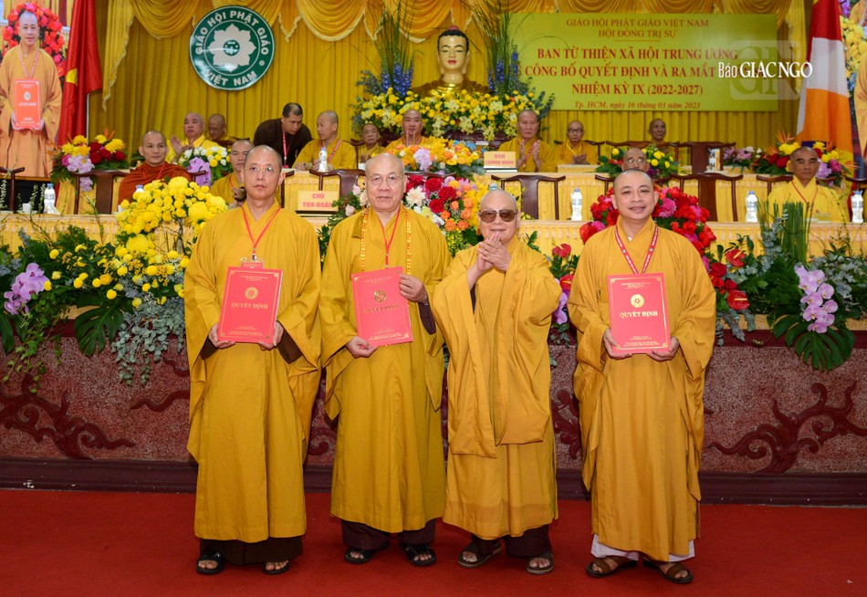 Hòa thượng Thích Thiện Nhơn trao quyết định nhân sự đến các vị Trưởng, Phó ban Từ thiện xã hội T.Ư