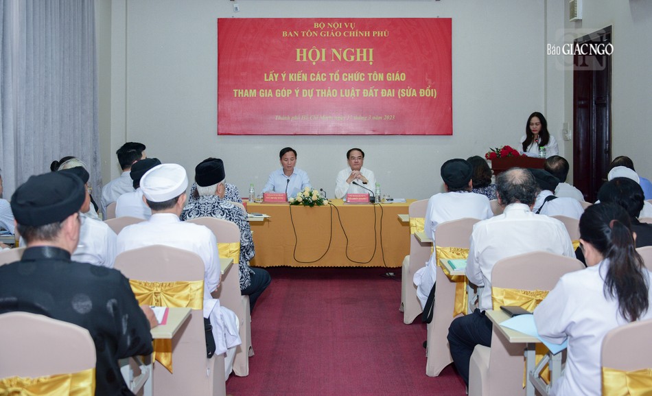 Thứ trưởng Bộ Nội vụ Vũ Chiến Thắng (bên phải) chủ trì “Hội nghị lấy ý kiến các tổ chức tôn giáo tham gia góp ý dự thảo Luật đất đai (sửa đổi)” Thứ trưởng Bộ Nội vụ Vũ Chiến Thắng (bên phải) chủ trì “Hội nghị lấy ý kiến các tổ chức tôn giáo tham gia góp ý dự thảo Luật đất đai (sửa đổi)”