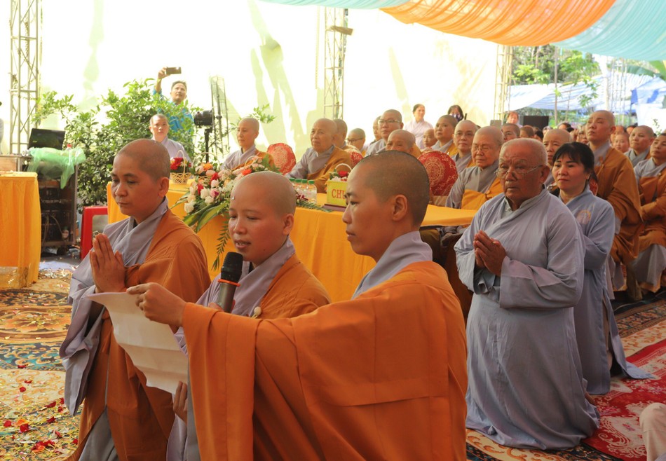 Sư cô Thích nữ Thánh Liên phát biểu nhận nhiệm vụ Sư cô Thích nữ Thánh Liên phát biểu nhận nhiệm vụ