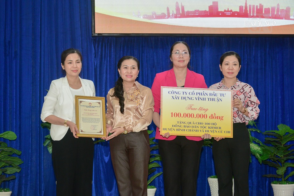 Trao bảng tượng trưng các phần quà đến đồng bào dân tộc Khmer trên địa bàn H.Bình Chánh