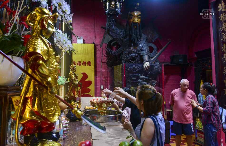 ...cũng như thực hiện các nghi thức tâm linh cầu nguyện