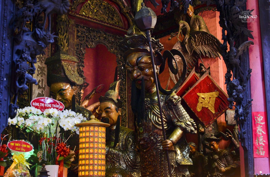 Bên trái là Bồ-tát Chuẩn Đề, còn bên phải là thờ Bắc Đế