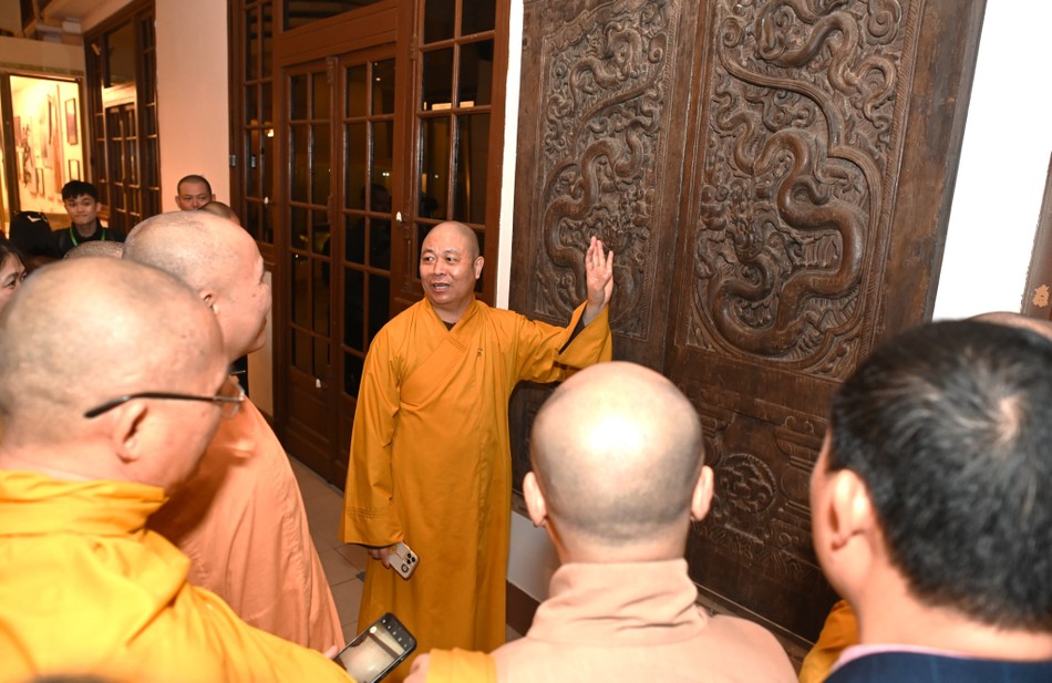 Hòa thượng Thích Thọ Lạc giới thiệu các kiến trúc Phật giáo đến các thành viên trong đoàn