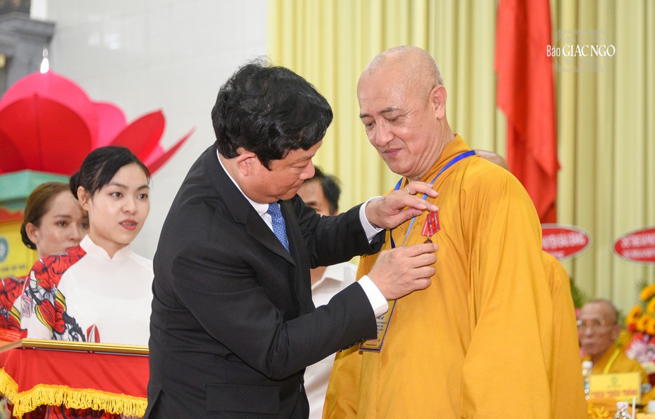 Võ Văn Minh, Phó Bí thư Tỉnh ủy, Chủ tịch UBND tỉnh trao Huân chương Lao động hạng I đến Hòa thượng Thích Huệ Thông