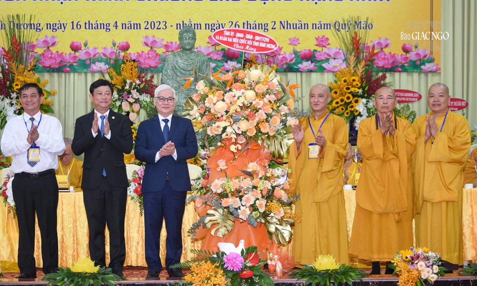 Lãnh đạo Tỉnh ủy, HĐND, UBND, UBMTTQVN tỉnh trao hoa chúc mừng đến chư tôn đức Ban Trị sự GHPGVN tỉnh Bình Dương