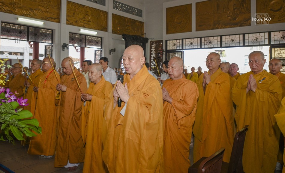 Hòa thượng Thích Lệ Trang xướng lễ