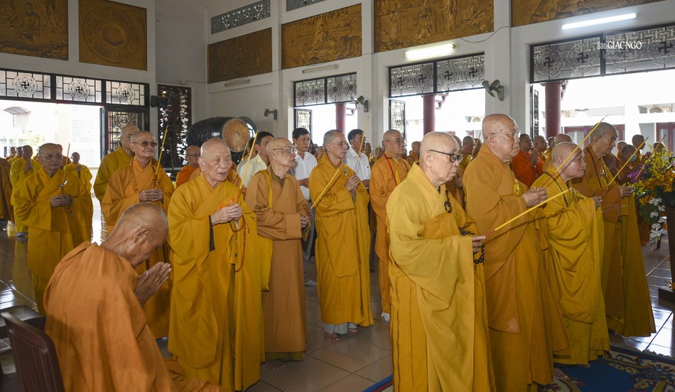 Chư tôn giáo phẩm niêm hương tưởng niệm