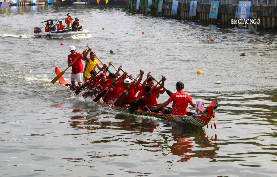 Ban Tổ chức bốc thăm, chia các đội thành 4 bảng, tiến hành đua loại trực tiếp