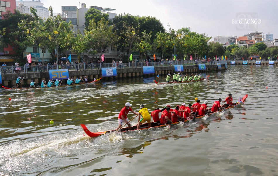 Khu vực đua ghe trên kênh Nhiêu Lộc - Thị Nghè, từ cầu Công Lý đến cầu Lê Văn Sỹ (Q.3)