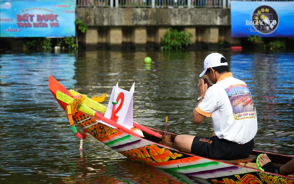 Một đội viên thuộc đội Candaransi đang thực hiện nghi thức cầu nguyện trước khi diễn ra cuộc thi