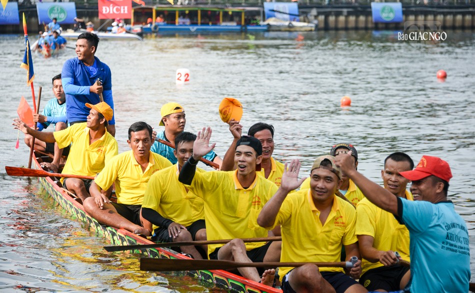 Đội đua chùa Thôn Dôn chia sẻ niềm vui cùng khán giả sau chiến thắng của mình