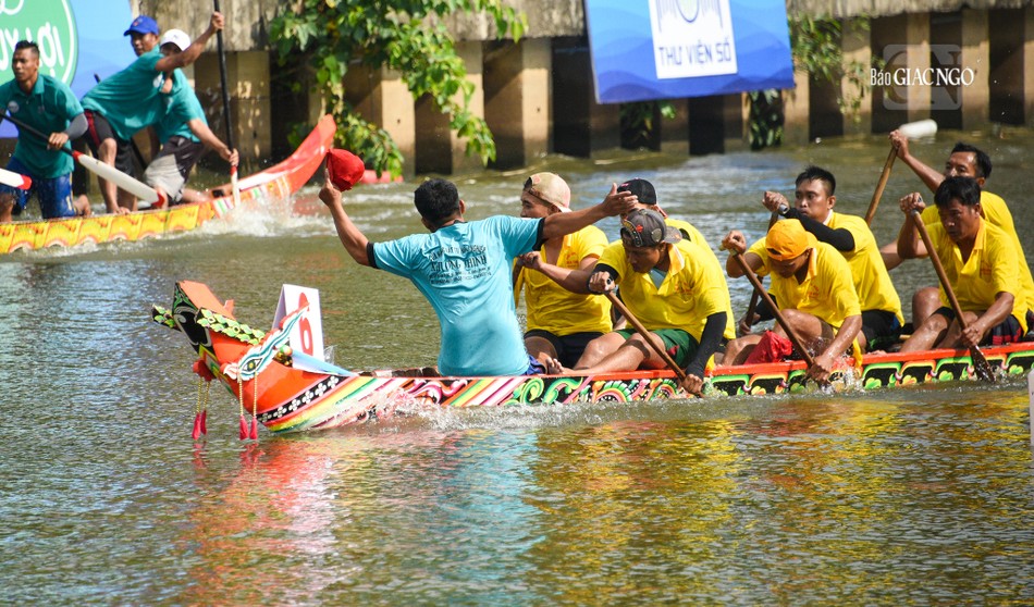 Các đội đua cạnh tranh quyết liệt trên dòng kênh Nhiêu Lộc - Thị Nghè