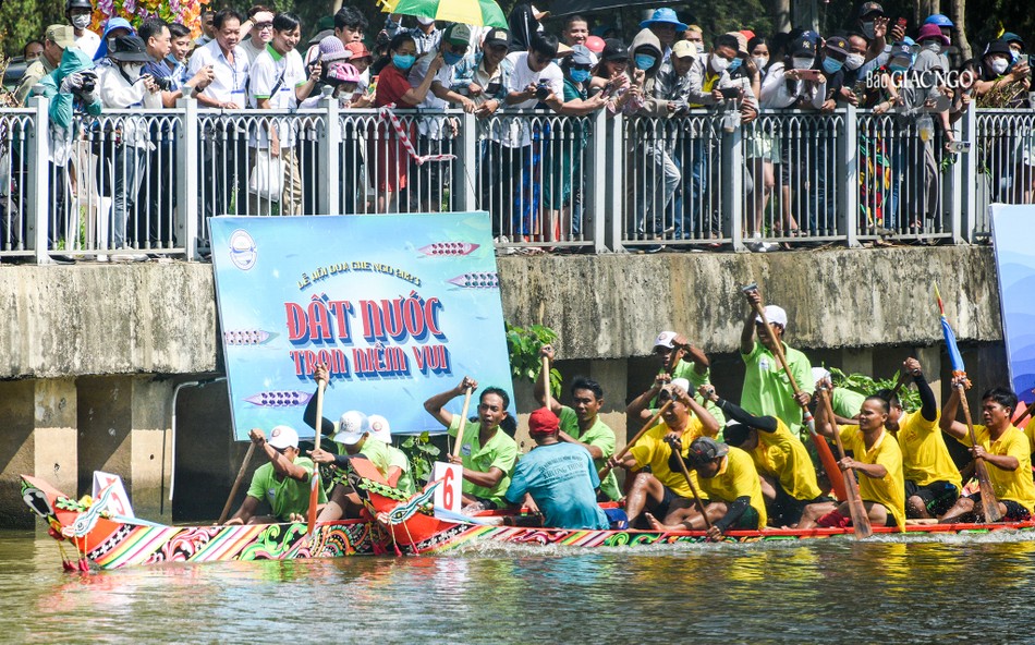 2 đội tranh hạng Nhất đang thi đấu quyết liệt