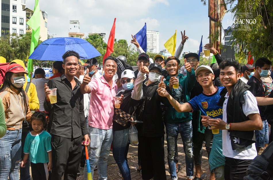 Đông đảo người dân Khmer trên địa bàn TP.HCM đã đến từ lúc 6 giờ sáng để cổ vũ cho các đội đua