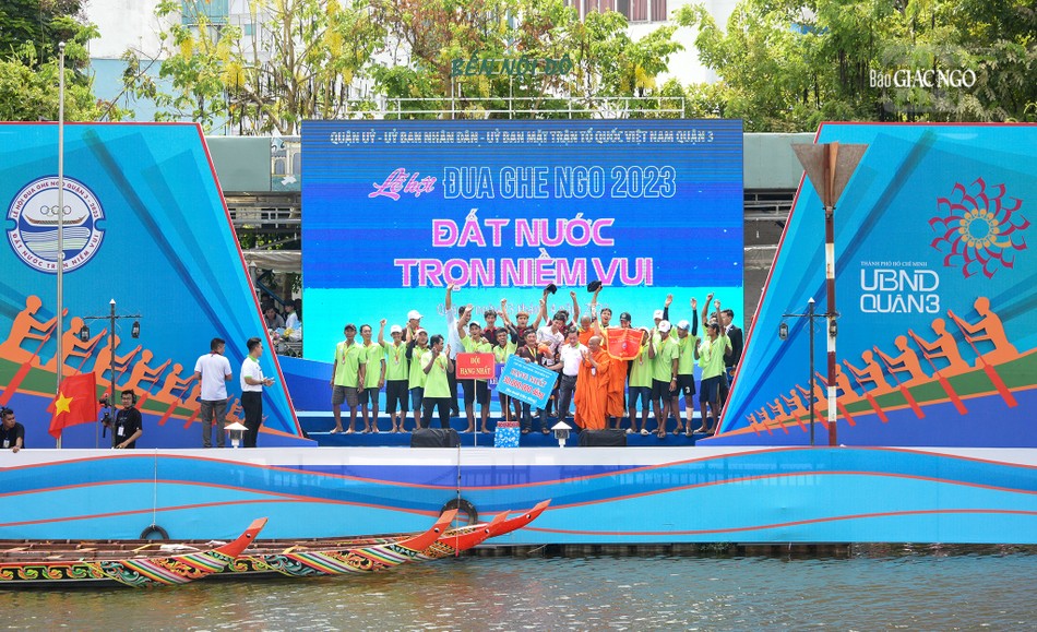 Sau phần đua ghe ngo là chương trình biểu diễn nghệ thuật, giao lưu văn hóa ẩm thực đồng bào các dân tộc tại TPHCM, góp phần mang đến những trải nghiệm thú vị cho mọi người đến tham dự