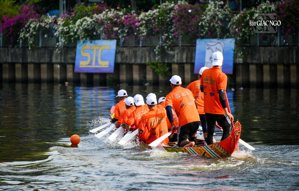 Các đội tuyển khởi động trước khi tham dự giải đua