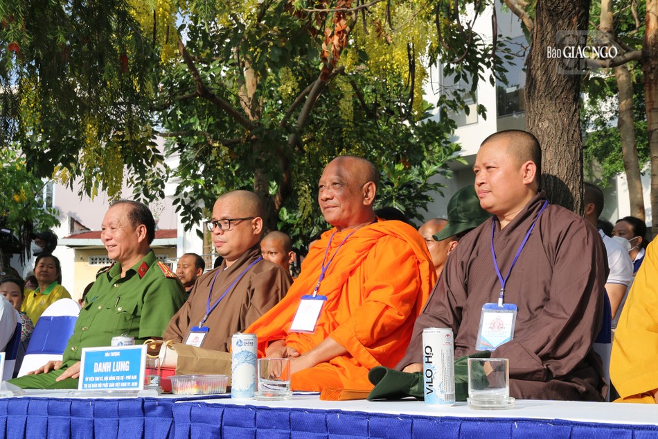 Hòa thượng Danh Lung, Phó Trưởng ban Trị sự GHPGVN TP.HCM (Đặc trách Phật giáo Nam tông Khmer); Đại đức Thích Thiện Châu, Phó Trưởng ban Trị sự Phật giáo Q.3 cùng chư Tăng tham dự chương trình