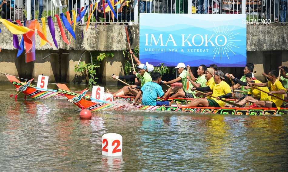 Đội Khlang Mương (thuyền số 5) xuất sắc vượt qua các đối thủ để giành hạng Nhất chung cuộc