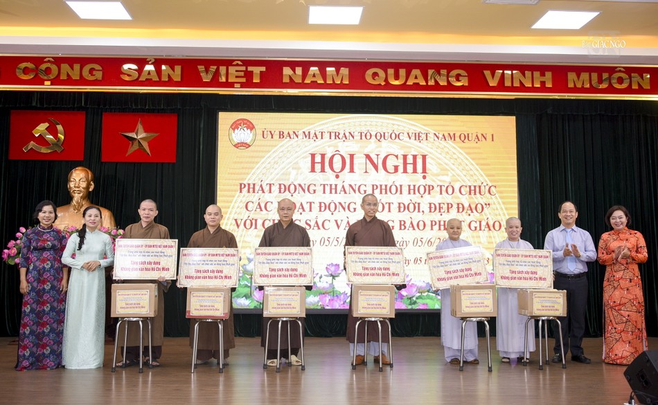 Trao tặng sách đến các chùa nhằm góp phần xây dựng không gian văn hóa Hồ Chí Minh